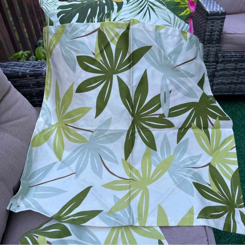 Crate&Barrel Fiji Napkin with Green and White Leaf Design Tropical set of 2